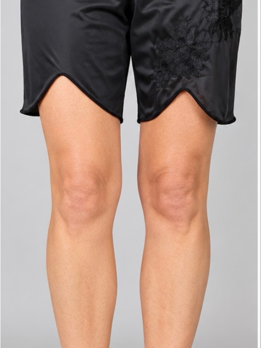 Vanity Fair Black Satin Nylon Scalloped-Hem Shorts with Floral Lace Sz 5
